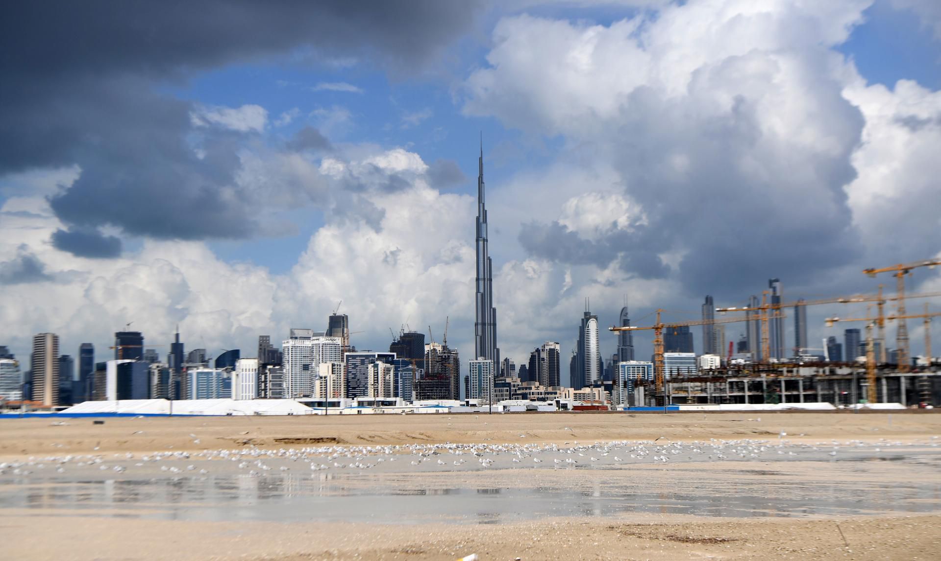 Dubai crea lluvias torrenciales para combatir ola de calor usando la